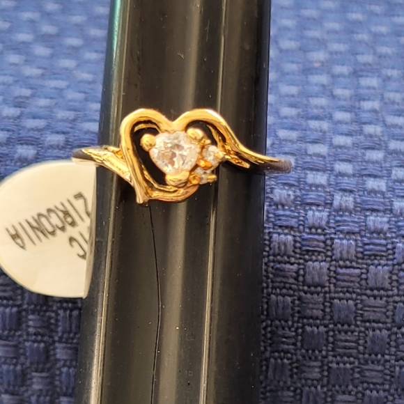 NEW. Sz.5, Vintage. Petite Heart CZ Goldtone Ring Lady Remington - Picture 1 of 13